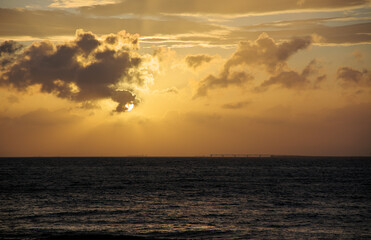 台風一過の夕陽
