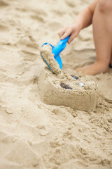 enfant joue dans le sable