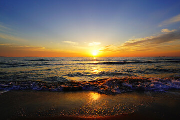 美しい海と夕陽と波