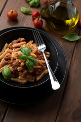 Piatto di pasta casereccia con ragu di manzo alla bolognese