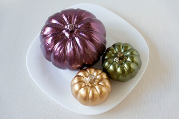 A varied assortment of pumpkins to decorate for the halloween party.