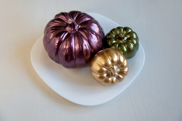 A varied assortment of pumpkins to decorate for the halloween party.