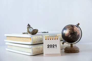 A small calendar for 2021, a globe, books and various little things.