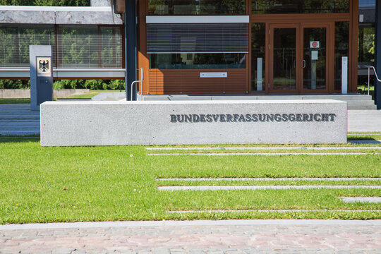 Das Bundesverfassungsgericht in Karlsruhe, Deutschland am 11. September 2020 am Eingang zum Richterring und mit Blick auf den Bundesadler