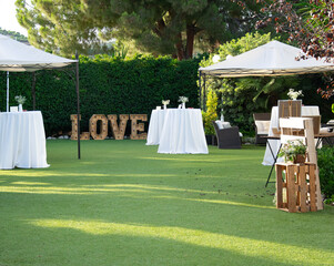 Gran espacio verde en la naturaleza para celebraciones, bodas y eventos con mesas, manteles y un...