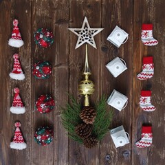 Decorazioni natalizie disposte su un tavolo in legno