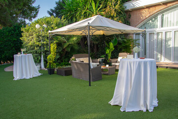 Gran espacio verde en la naturaleza para celebraciones, bodas y eventos con mesas, manteles y un cartel que pone 'Love' © Rocío González 