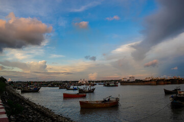 Fototapeta premium Boats and Ships in the harbor under the horizon