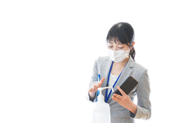 手の消毒をする若いビジネスパーソン