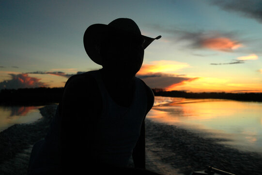 Assunto: Detalhe do Por do Sol e Pantaneiro no Pantanal.Local: Ponoc&eacute;, MT.Data: 04/2006.Autor: Pal&ecirc; Zuppani