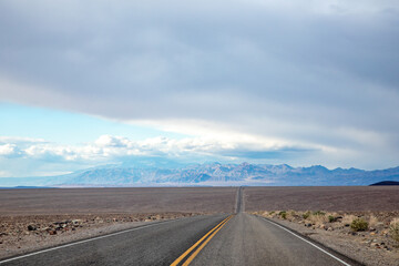 Fototapeta premium travelling in the death valley desert