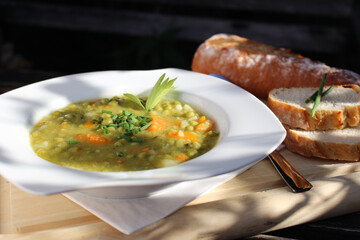 Erbseneintopf mit Kartoffelbrot