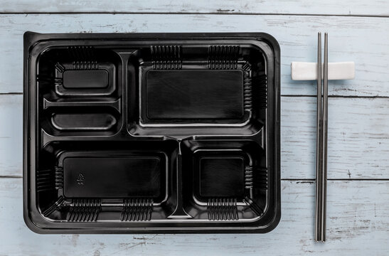 Black plastic food container © taitai6769