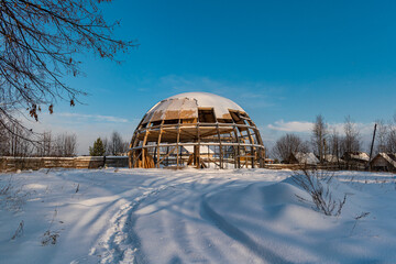 Elements and components of the construction of a hemispherical house