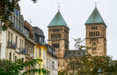 Alte Kirche und Fassaden in D&uuml;sseldorf Derendorf
