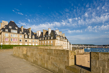 Obraz premium Waterfront view of beach townhouses and skyline, Saint-Malo, Brittany, France