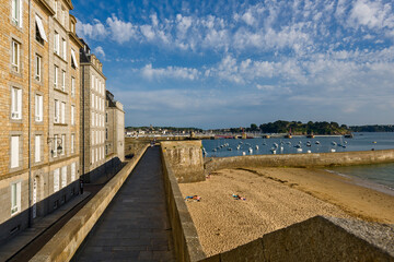 Fototapeta na wymiar ramparts and pier in Saint Malo, Brittany, France