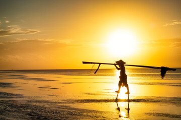 Fototapeta premium Shadow fishermen in the early morning.