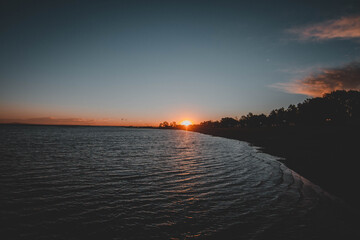 Hermoso atardecer en un lago