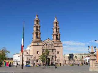 Fototapeta na wymiar Cathedral and main plaza of Aguascalientes, Mexico