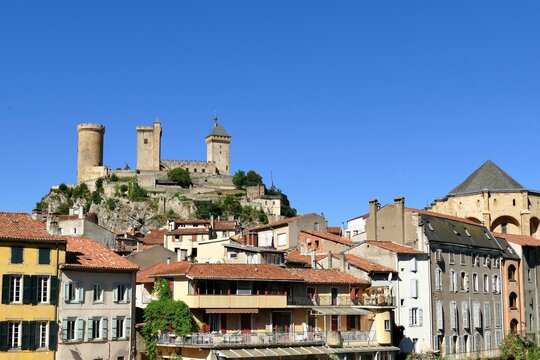 Le ch&acirc;teau de Foix dominant la ville 