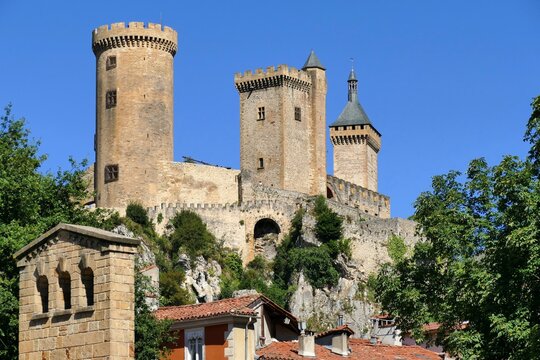 Le ch&acirc;teau de Foix dominant la ville 