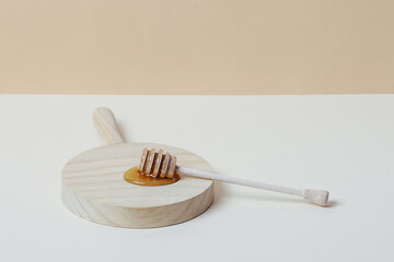 Honey dipper on a wooden tray