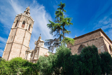 Fototapeta na wymiar Catedral de Valencia vista desde la plaza de la Reina