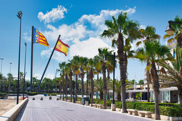 Banderas y paseo maritimo de la playa de la Malvarrosa en Valencia - obrazy, fototapety, plakaty