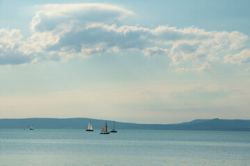 Fototapeta na wymiar Sailboats on the lake
