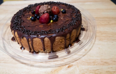 Pastel de chocolate con fresas y arándanos
