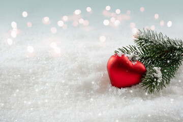 weihnachtsdekoration im schnee, christbaum schmuck nahaufnahme rotes herz, weihnachtliches...