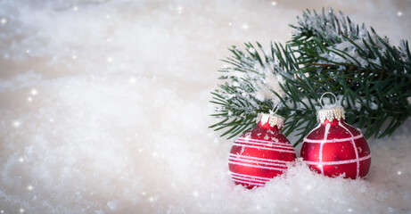 Fototapeta na wymiar klassische weihnachtliche dekoration im schnee