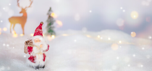 weihnachtsmann figur  im schnee, weihnachtsdekoration karte