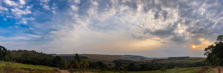 Montanhas, nuvens e por do sol.