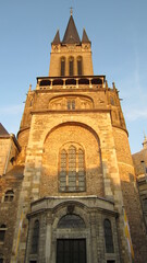 Fototapeta na wymiar Hermoso campanario medieval de Brujas, Bélgica, visto desde la puerta principal.