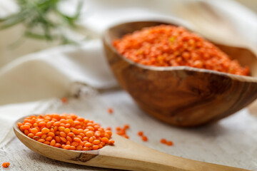 Rote Linsen, ungekocht in Schale