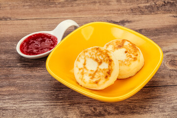 Cottage cheese pancakes with strawberry jam