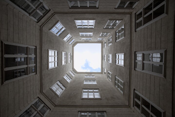 Blick nach oben in einem Innenhof