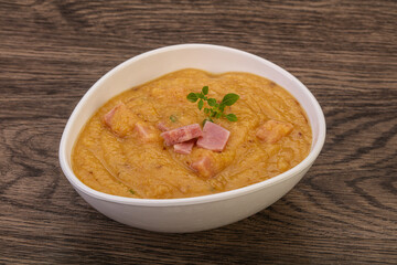 Peas cream soup with smoked ribs