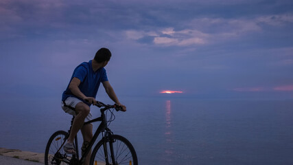 Obraz premium Thief male riding a stolen bicycle in darkness.