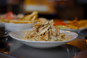 Espagueti alfredo con pollo.