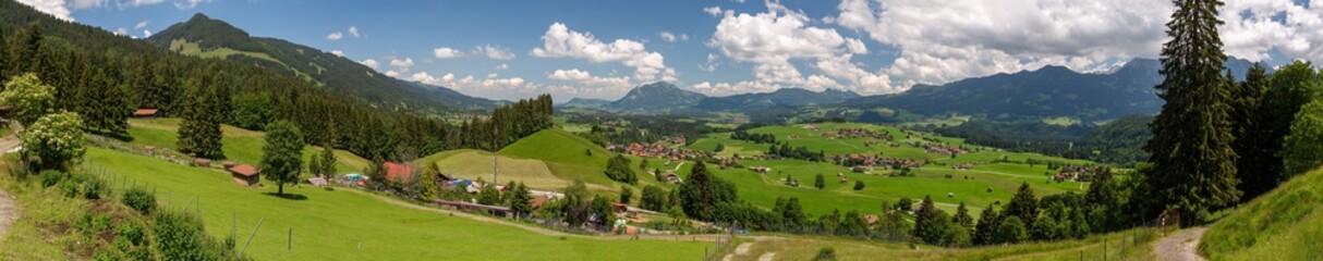 Fototapeta na wymiar Panorama Blick über Obermaiselstein zum Grünten