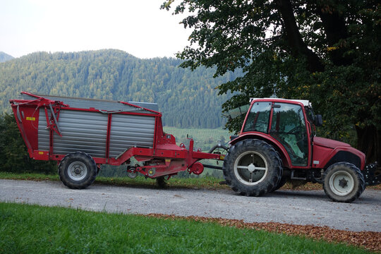 TRAKTOR MIT LADEWAGEN  . TRACTOR WITH LOADER WAGON 