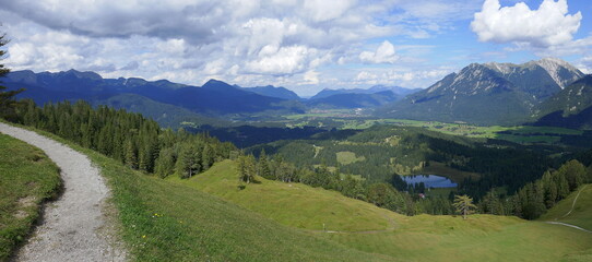 Fototapeta na wymiar Panoramaaufnahme vom Hohen Kranzberg mit Blick auf die Benediktenwand und das Karwendelgebirge mit Schöttelkarspitz und der Soierngruppe sowie Wildensee