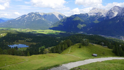 Wanderweg auf den Hohen Kranzberg mit Blick auf das Karwendelgebirge mit Schöttelkarspitz und der Soierngruppe soie Wildensee