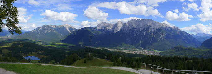Panoramaaufnahme vom Hohen Kranzberg mit Blick auf das Karwendelgebirge mit Schöttelkarspitz und der Soierngruppe sowie Wildensee