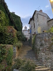 Escalier d'une rue de Cordes-sur-Ciel dans le Tarn, Occitanie