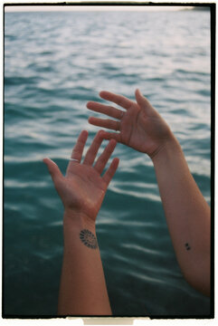 hands sea analogic photography
