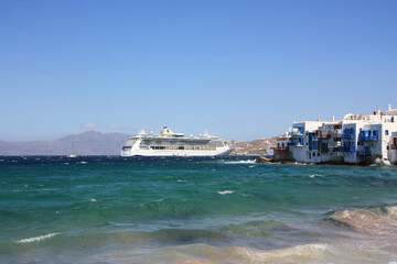 Blick auf das Kreuzfahrtschiff im Hafen von Mykonos